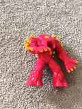 Figurine Gormiti rouge points jaunes monstre jouet articulé enfant