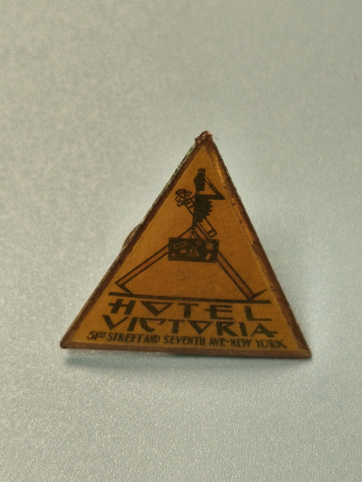 Vintage pin's triangle Hotel Victoria New York collection rétro ancien