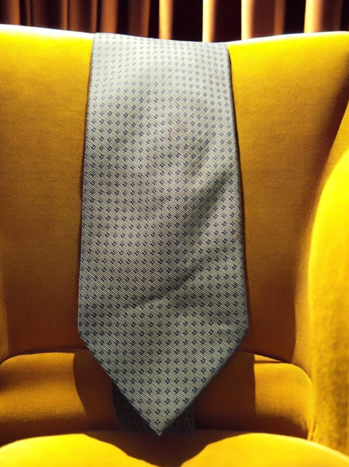 Cravate vintage en soie à motifs bleu marine, accessoire homme élégant