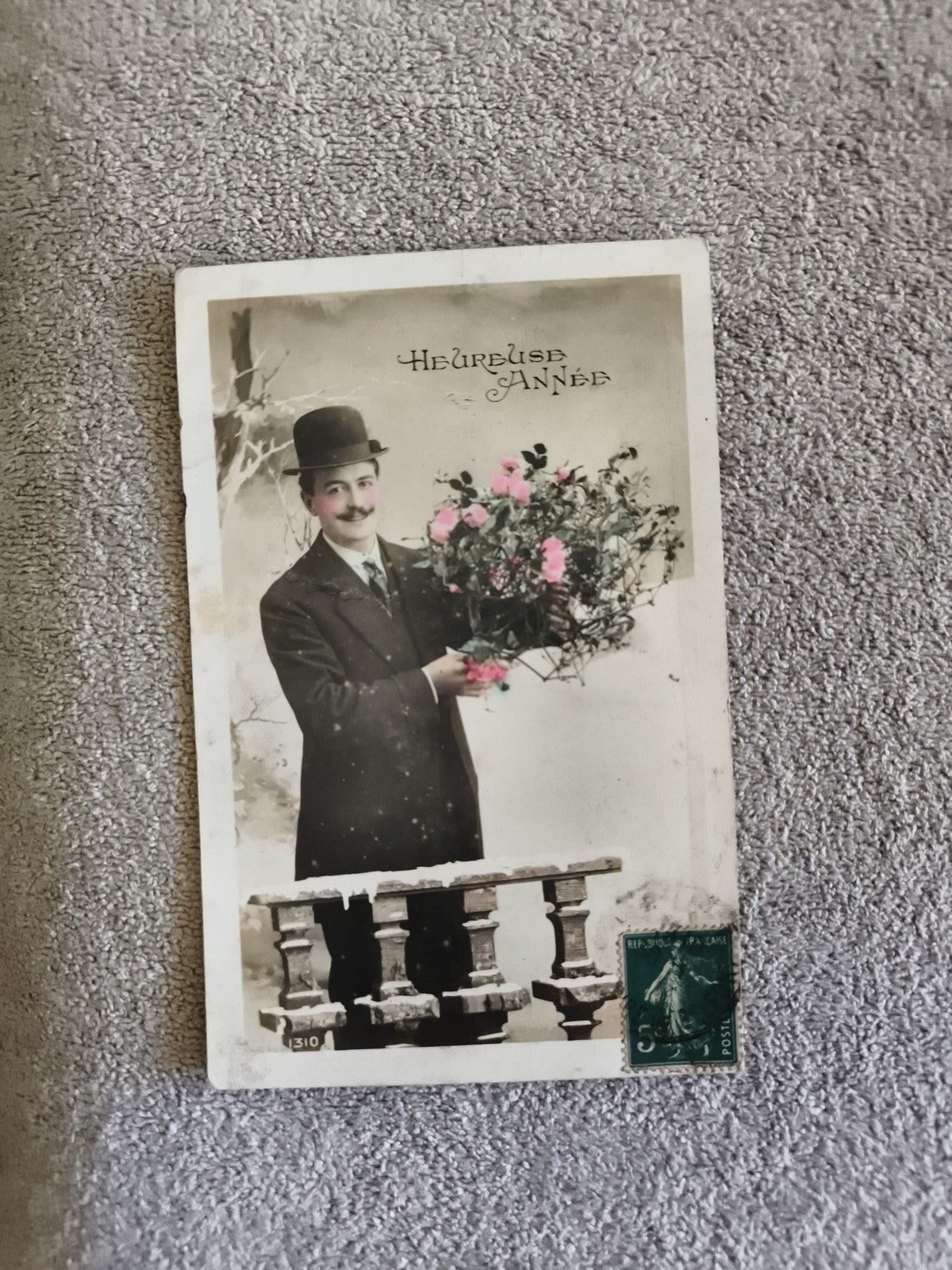 CPA Heureuse Année homme bouquet fleurs timbre France début XXe