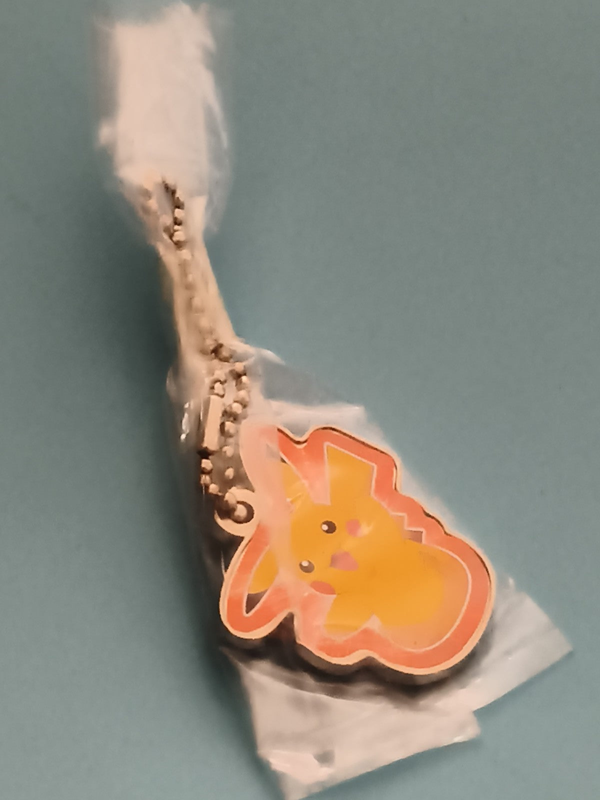 Porte-clés Pokémon Pikachu jaune contour orange figurine émail