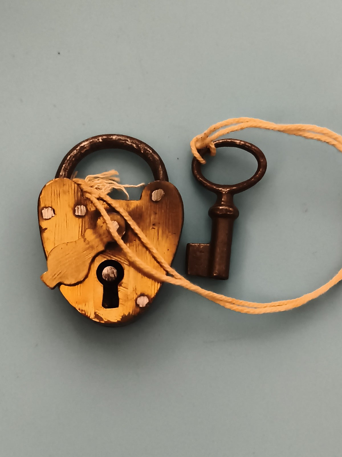 Ancien cadenas à clé cœur laiton aspect vieilli vintage serrure padlock