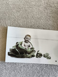 CPA bébé dans un chou carte postale photo humour noir et blanc colorisée