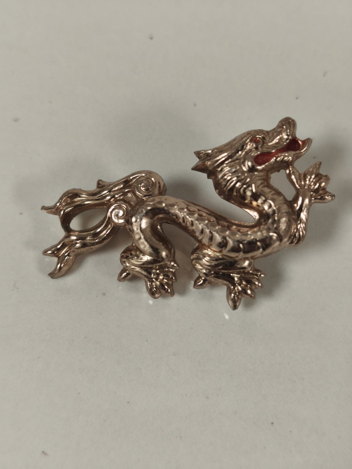 Broche vintage dragon métal doré, style asiatique, bijou ancien original