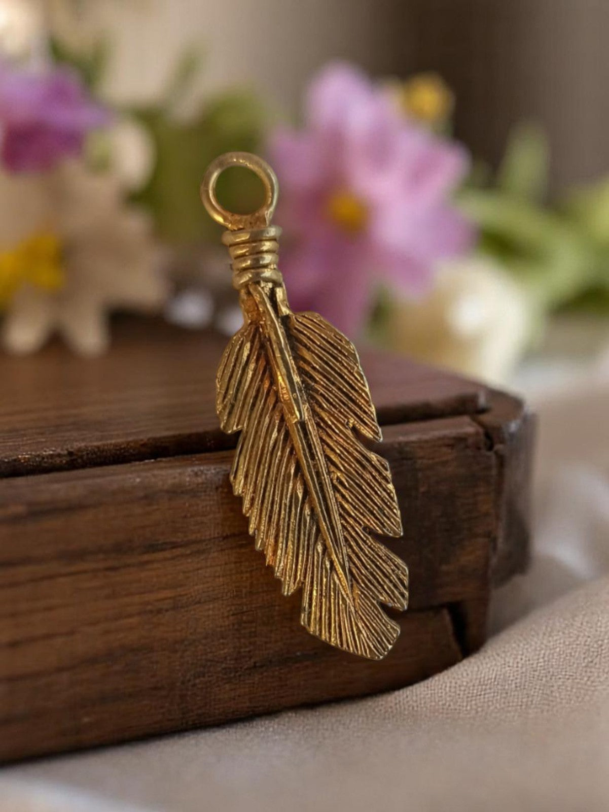 Pendentif plume vintage métal doré années 50 bijou rétro deadstock