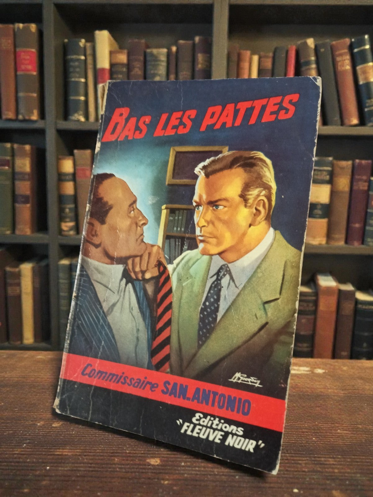 Livre de poche ancien San-Antonio Bas les pattes Fleuve Noir polar vintage