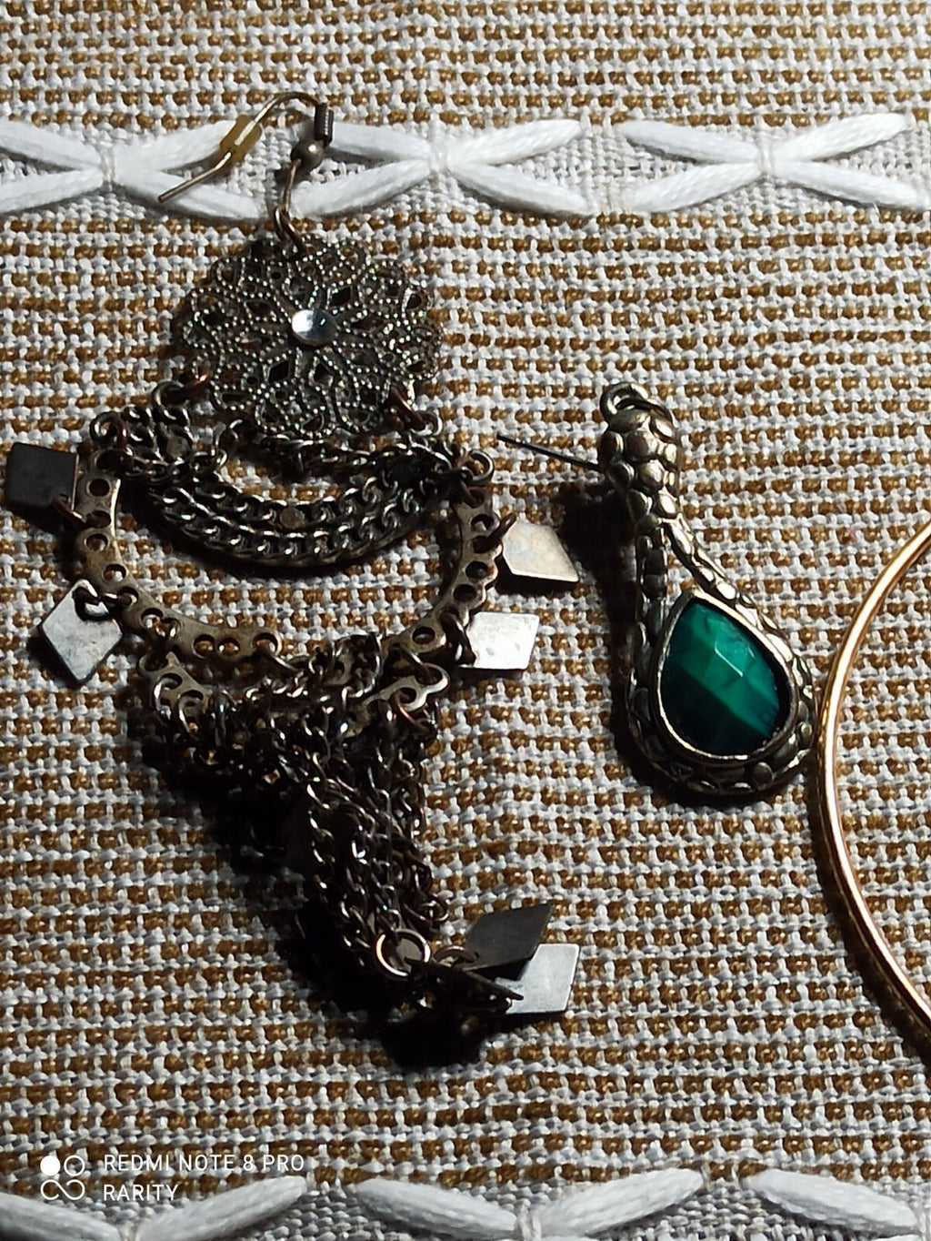 Lot vintage boucles d?oreilles fantaisie dépareillées, doré noir, bijou rétro