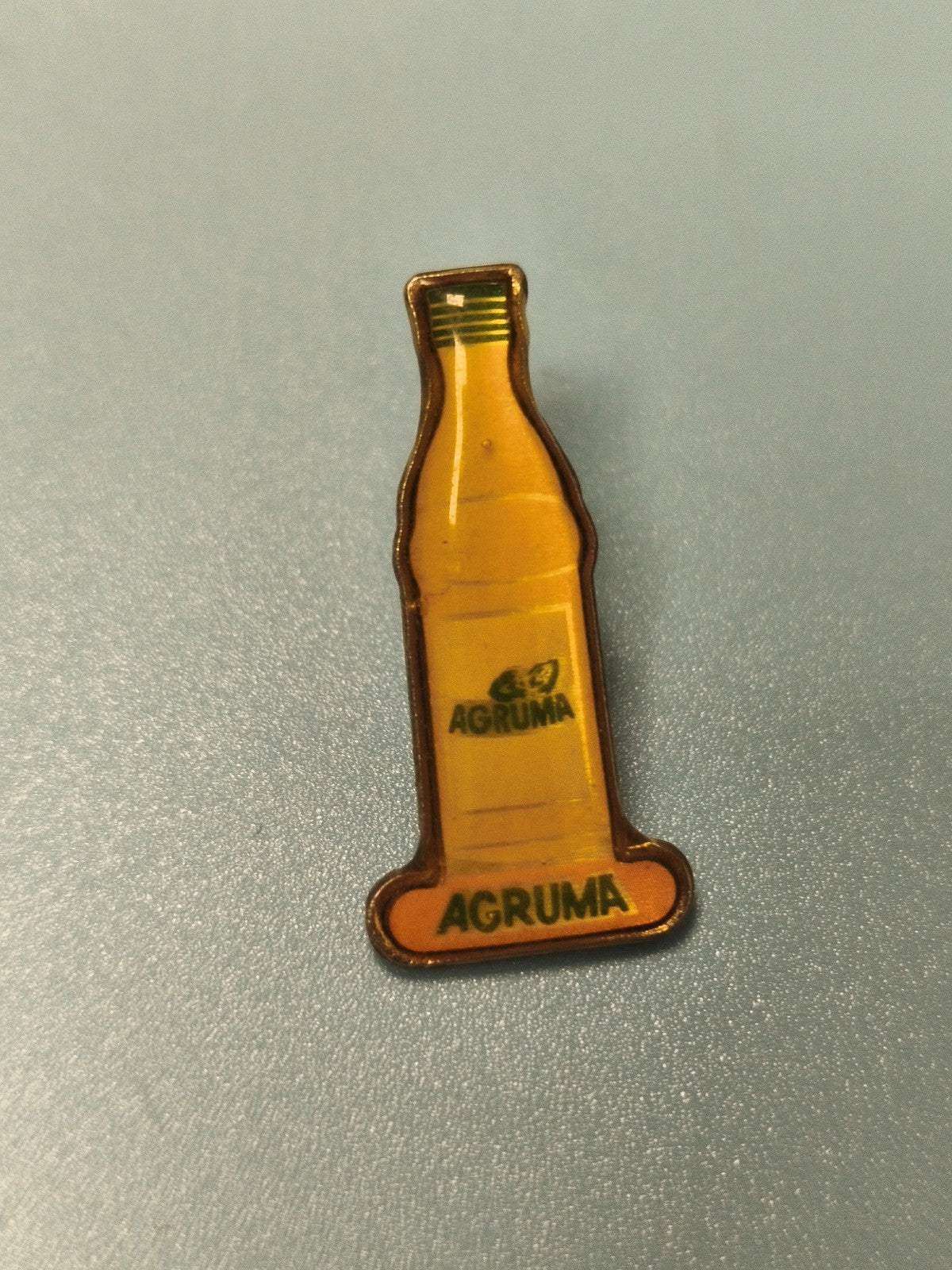Vintage pin's bouteille Agruma jaune publicitaire collection soda rétro