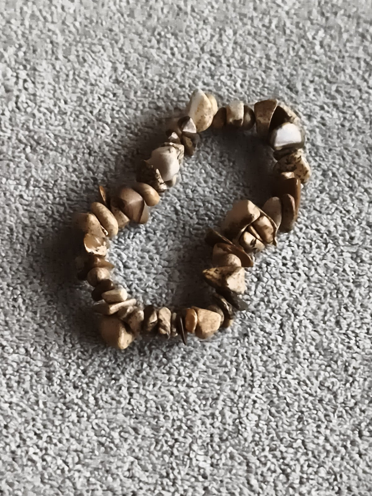 Bracelet pierres naturelles tons beige marron, perles irrégulières élastique