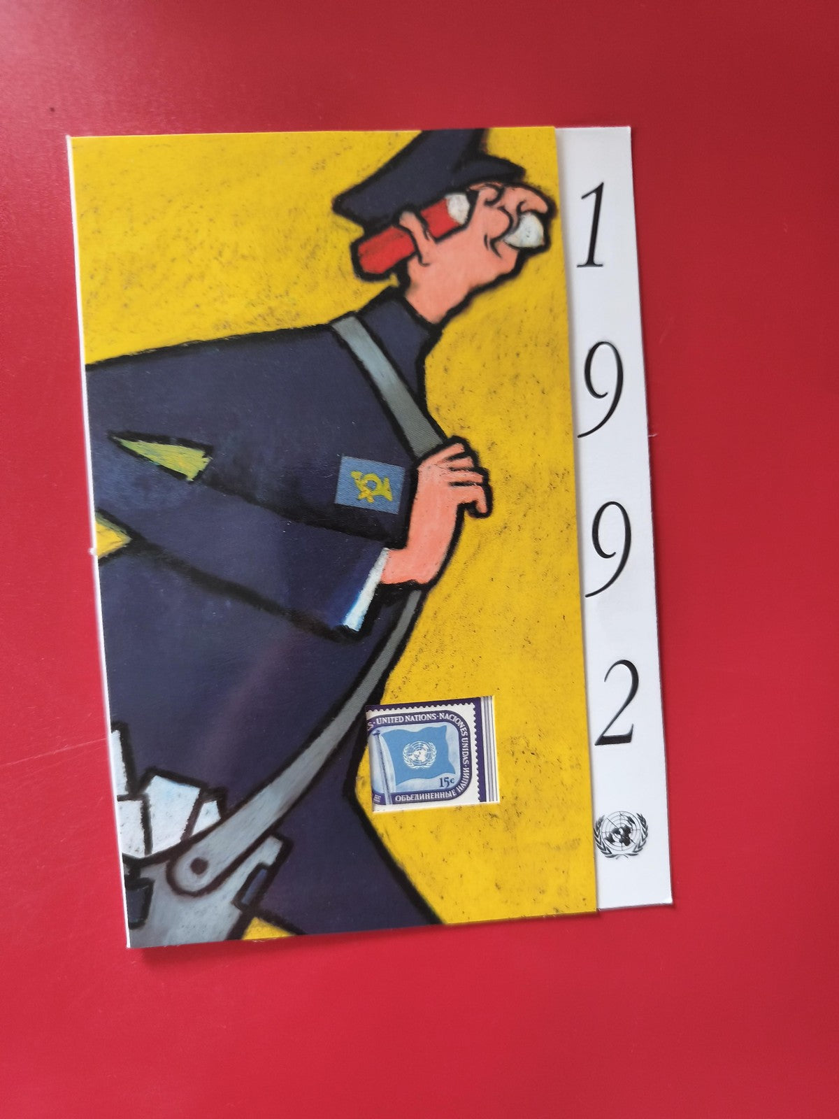 Carte postale philatélie 1992 facteur illustré timbre ONU bleu sur fond jaune