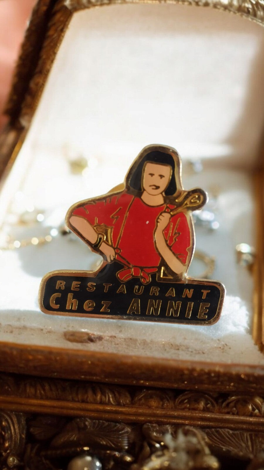 Pin's vintage Restaurant Chez Annie émaillé, badge ancien, années 80-90