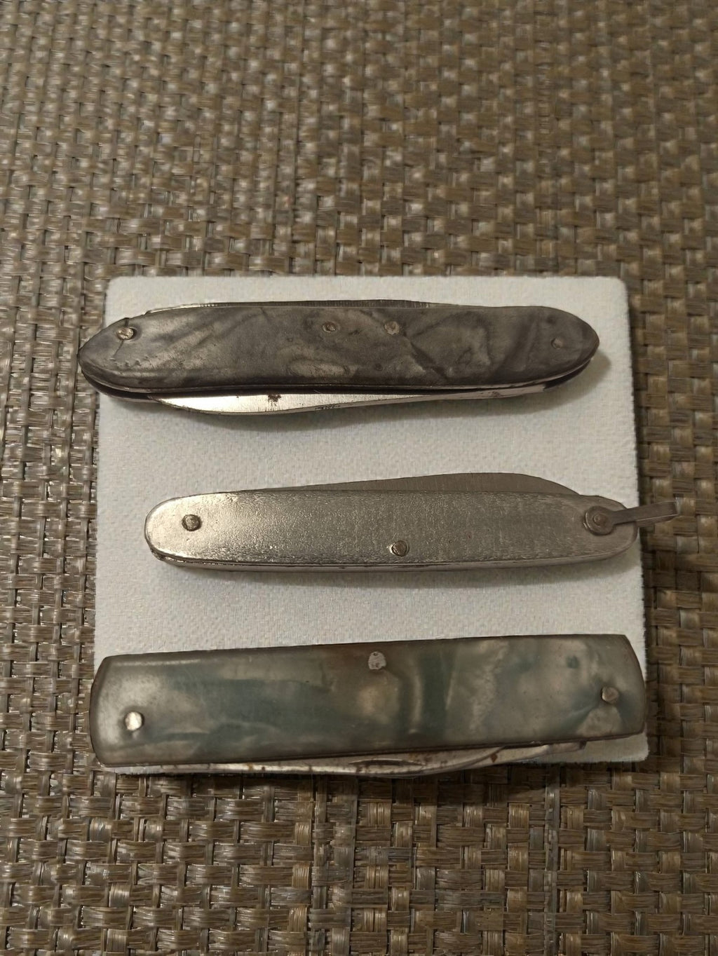 Couteaux suisses vintage années 70 lot de 3 anciens, finition métal et nacré