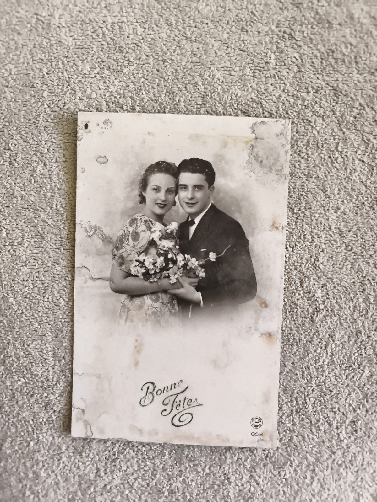 Carte postale photographique Bonne Fêtes couple fleurs FOX 1058 CPA