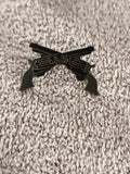 Pin's vintage revolvers croisés noir doré western rétro (Ref 6)