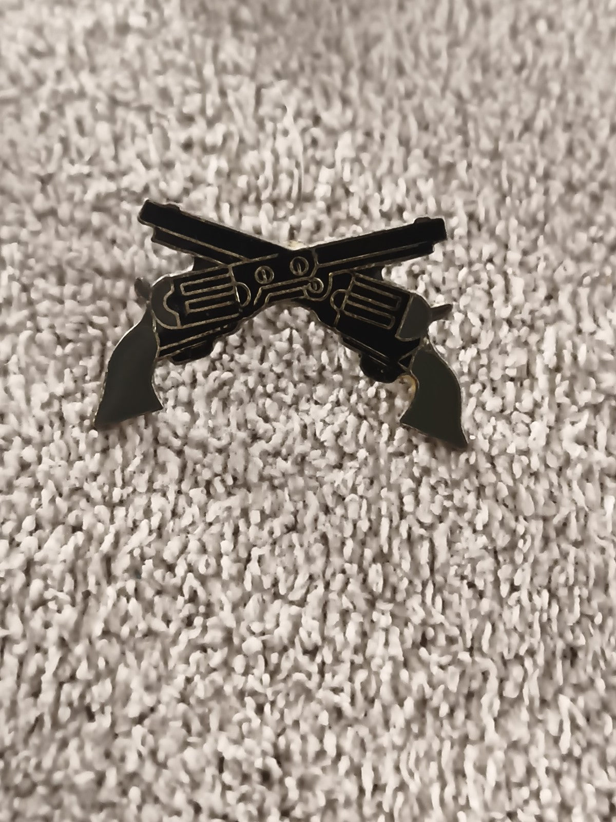 Pin's vintage revolvers croisés noir doré western rétro (Ref 6)