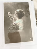 Carte postale ancienne femme fleurs colorisée début XXe CPA photo rétro