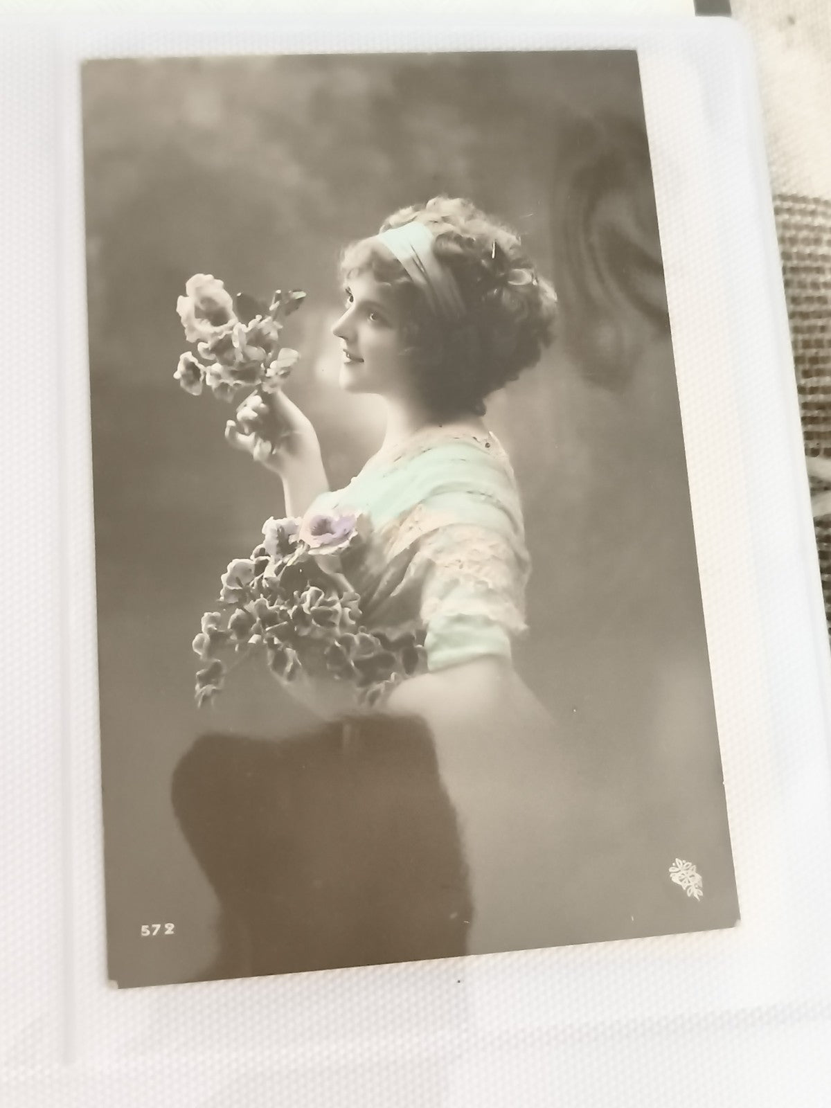 Carte postale ancienne femme fleurs colorisée début XXe CPA photo rétro
