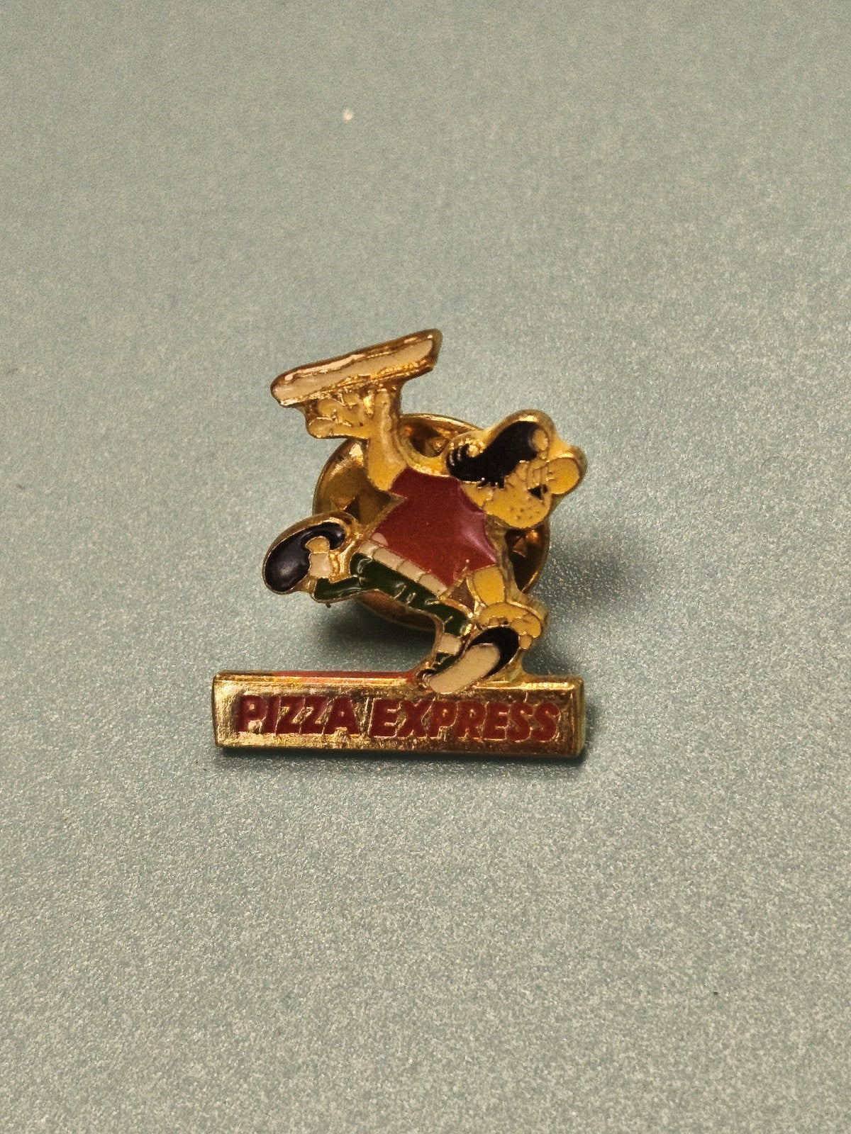 Pin's vintage Pizza Express émaillé, personnage livreur, collection fast-food