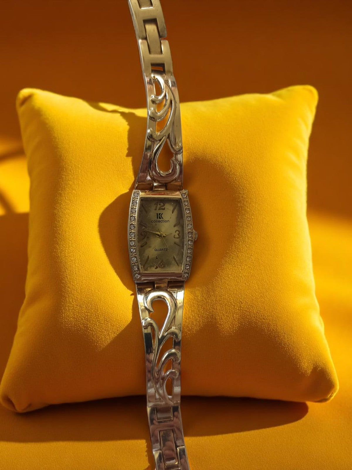 Montre femme vintage IK Collection quartz, bracelet ajouré doré, non testée