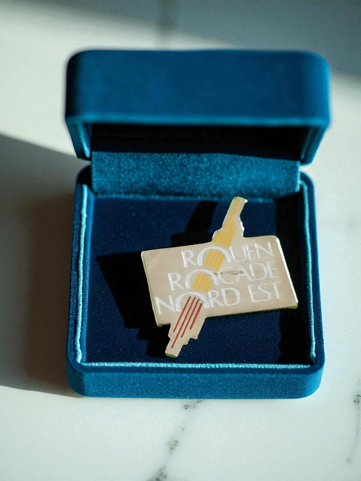 Pin's émaillé Rouen Rocade Nord Est rétro, badge publicitaire vintage