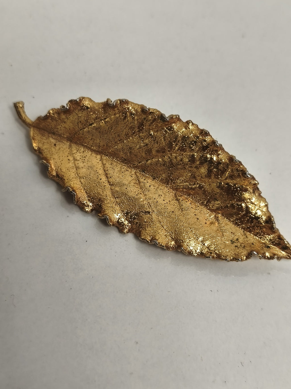 Broche feuille dorée vintage, ancienne épingle métal, bijou rétro feuillage