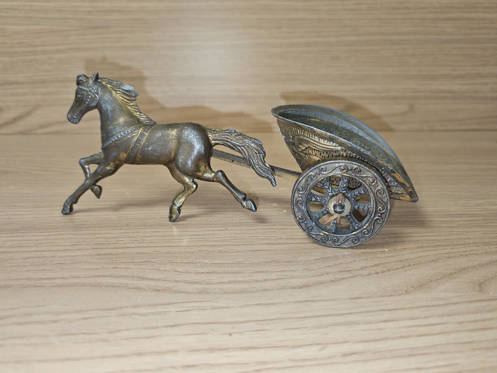 Deko-Skulptur Retro-Panzer aus alter Bronze, Vintage-Objekt zum Sammeln und Dekorieren