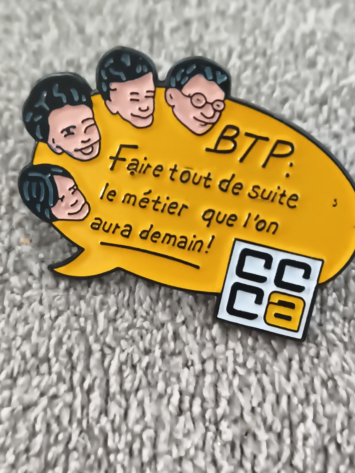 Pin's vintage CCCA BTP jaune bulle BD "Faire tout de suite le métier de demain"