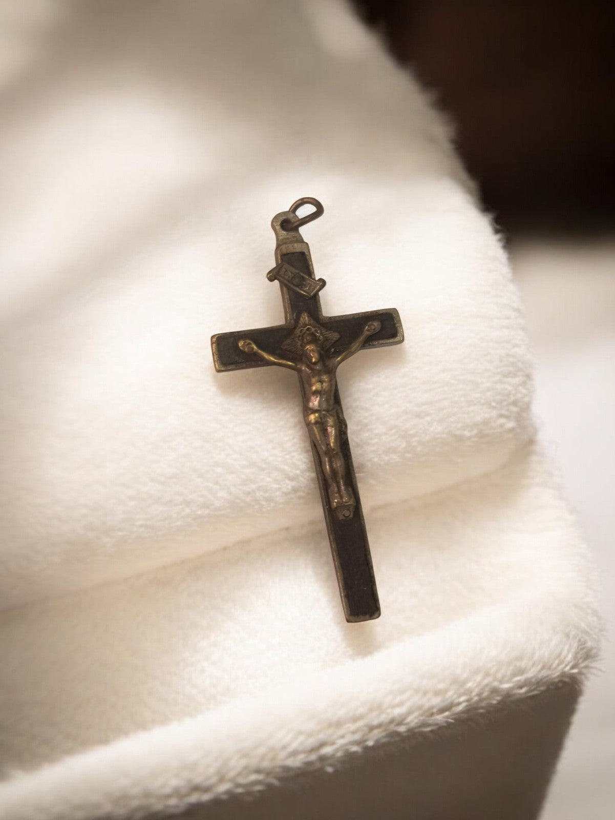 Croix crucifix catholique vintage, pendentif ancien rétro, finition sombre