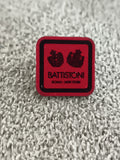 Pin's vintage Battistoni rouge noir Roma New York, badge rétro carré (Ref 8)