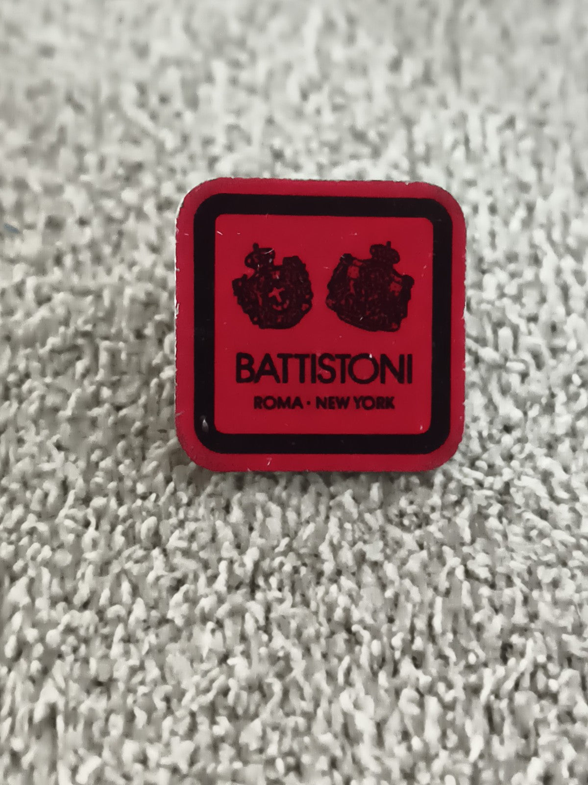Pin's vintage Battistoni rouge noir Roma New York, badge rétro carré (Ref 8)