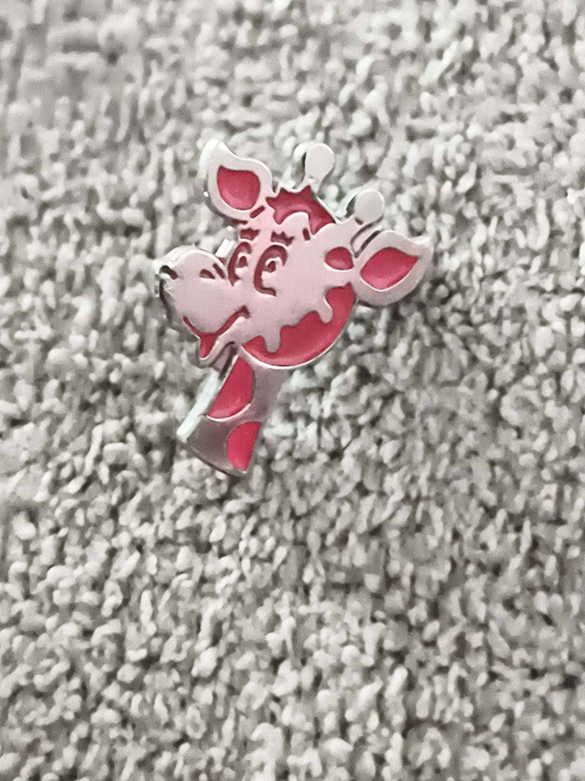 Pin's vintage girafe rose émaillé, badge rétro animalier (Ref 9)