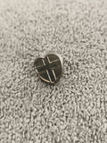 Pin's vintage cœur motif croix, finition métallique, badge rétro (Ref 6)