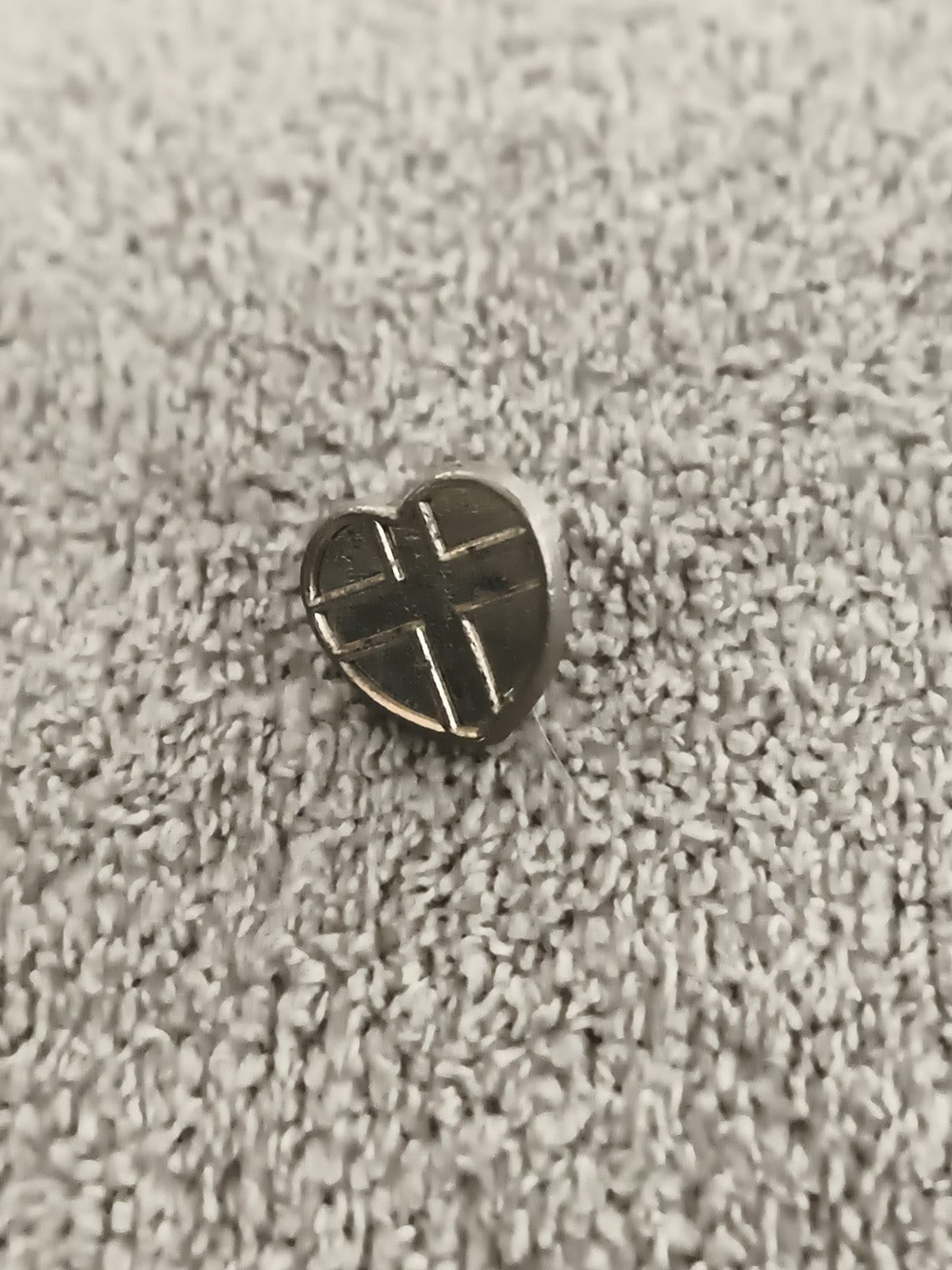 Pin's vintage cœur motif croix, finition métallique, badge rétro (Ref 6)