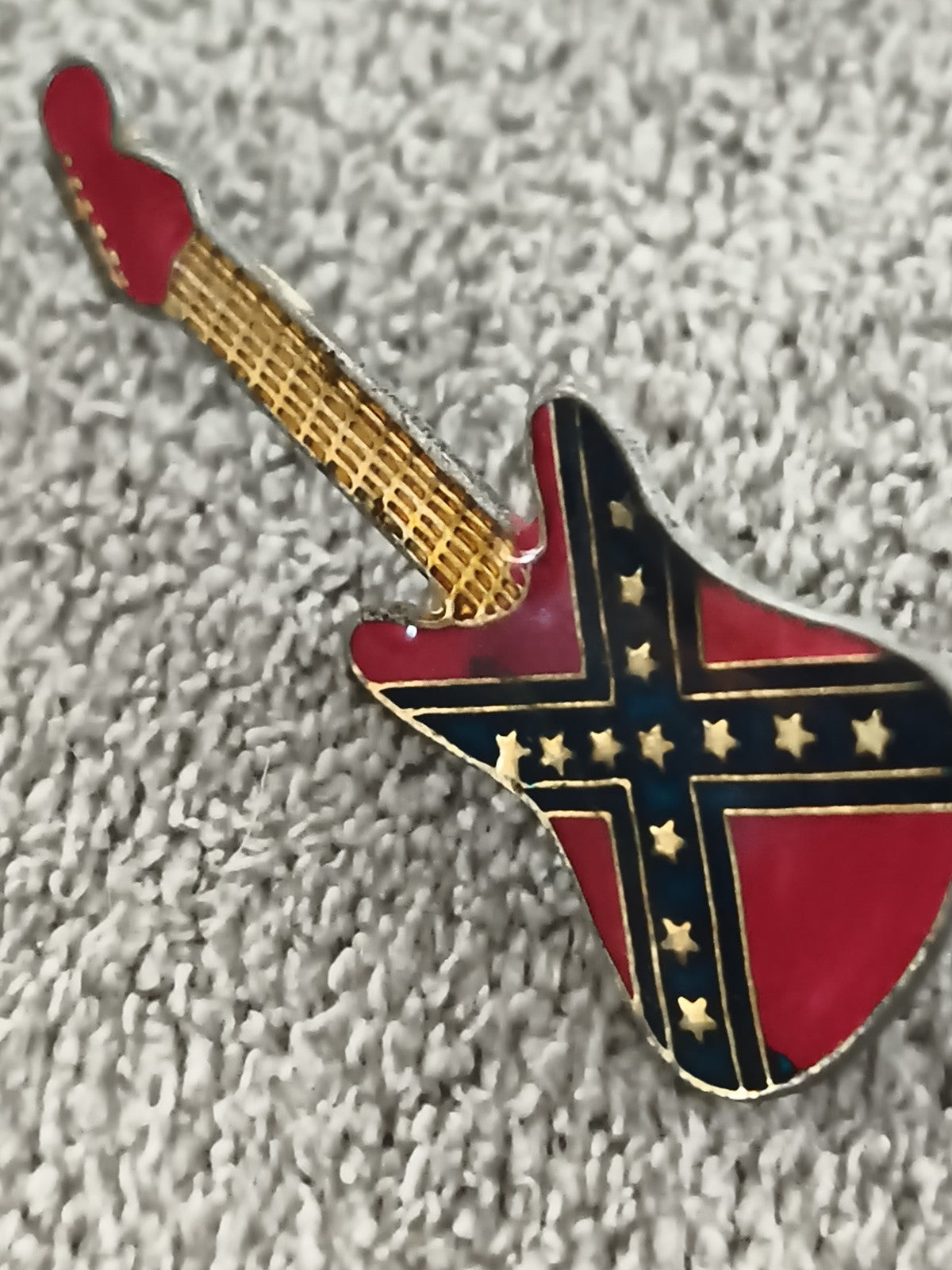 Pin's vintage guitare électrique drapeau sudiste émaillé rouge bleu (Ref 4)