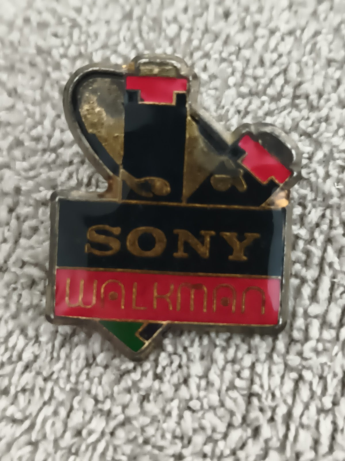 Pin's vintage Sony Walkman émaillé noir rouge doré années 80 rétro badge (Ref 4)