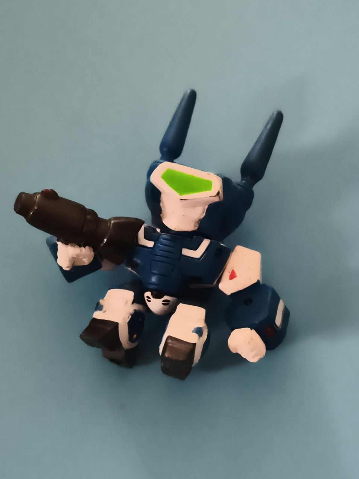 Figurine robot Gundam SD bleu blanc casque cornes arme main