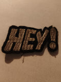 Écusson brodé vintage « HEY! » doré noir, patch thermocollant ancien
