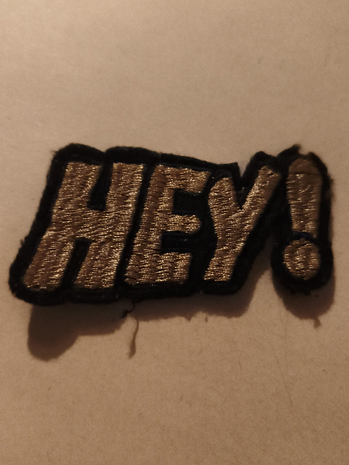 Écusson brodé vintage « HEY! » doré noir, patch thermocollant ancien