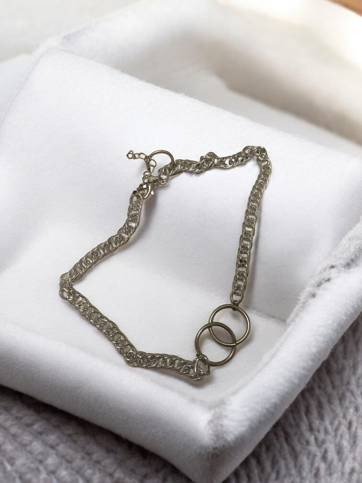 Collier vintage chaîne maillons ajourés, deux anneaux, bijou fantaisie rétro