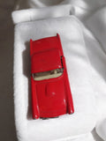 Véhicule miniature ancien rouge, voiture jouet rétro vintage, collection déco