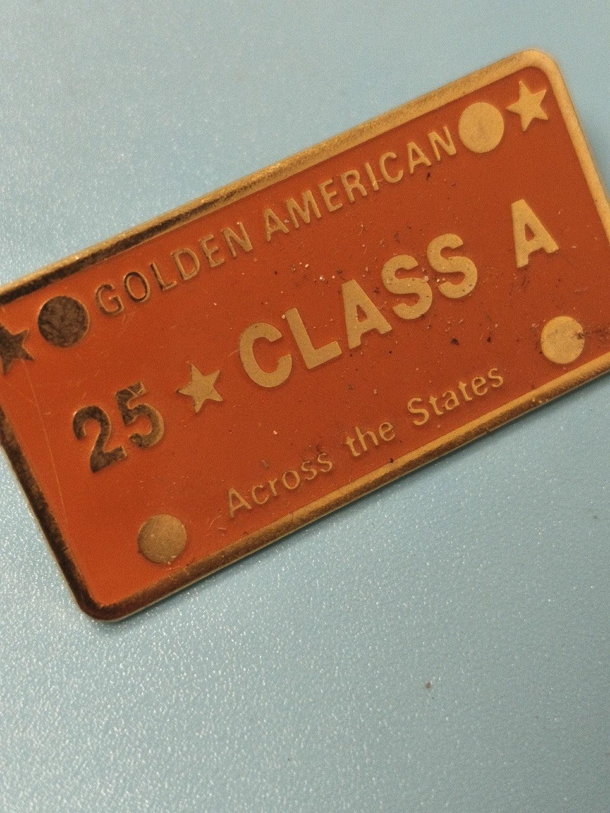 Pin's vintage USA plaque dorée Class A 25 Golden American rétro collection