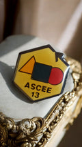 Pin's vintage ASCEE 13 hexagonal jaune logo géométrique ancien badge