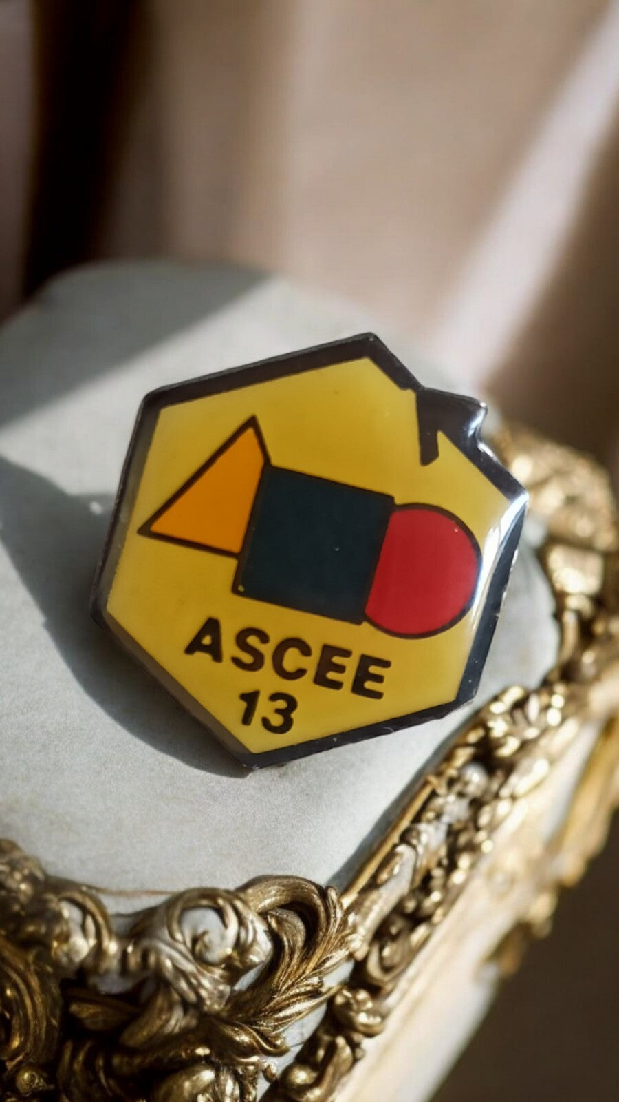 Pin's vintage ASCEE 13 hexagonal jaune logo géométrique ancien badge