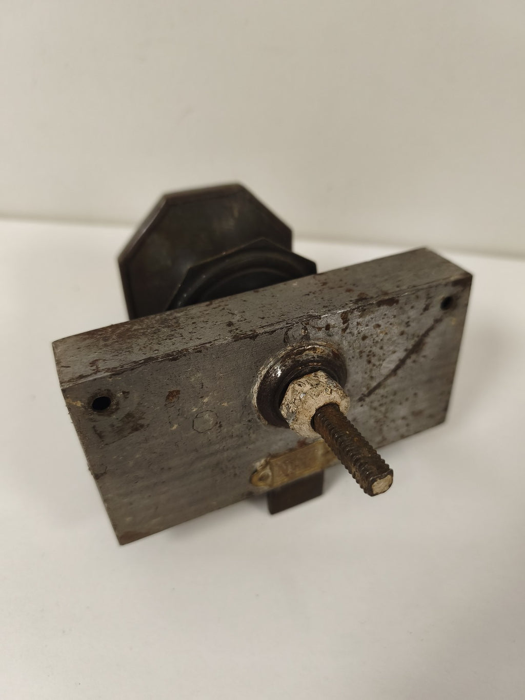 Ancienne poignée de porte serrure vintage forme octogonale métal brun