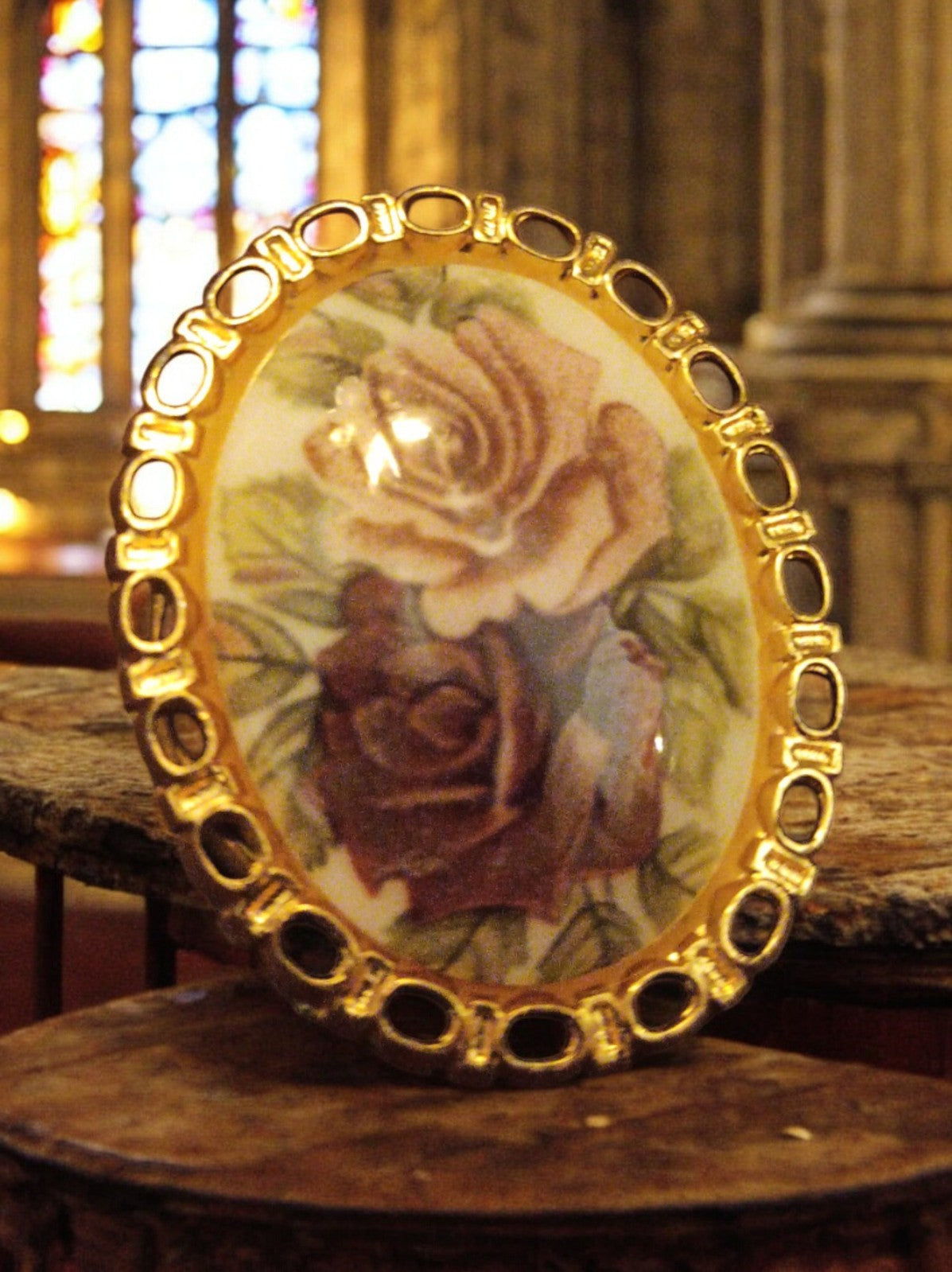 Pendentif ovale vintage doré motif roses, bijou créateur fantaisie rétro