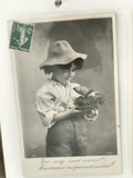 Carte postale ancienne enfant chapeau oiseau nid photo noir et blanc vintage