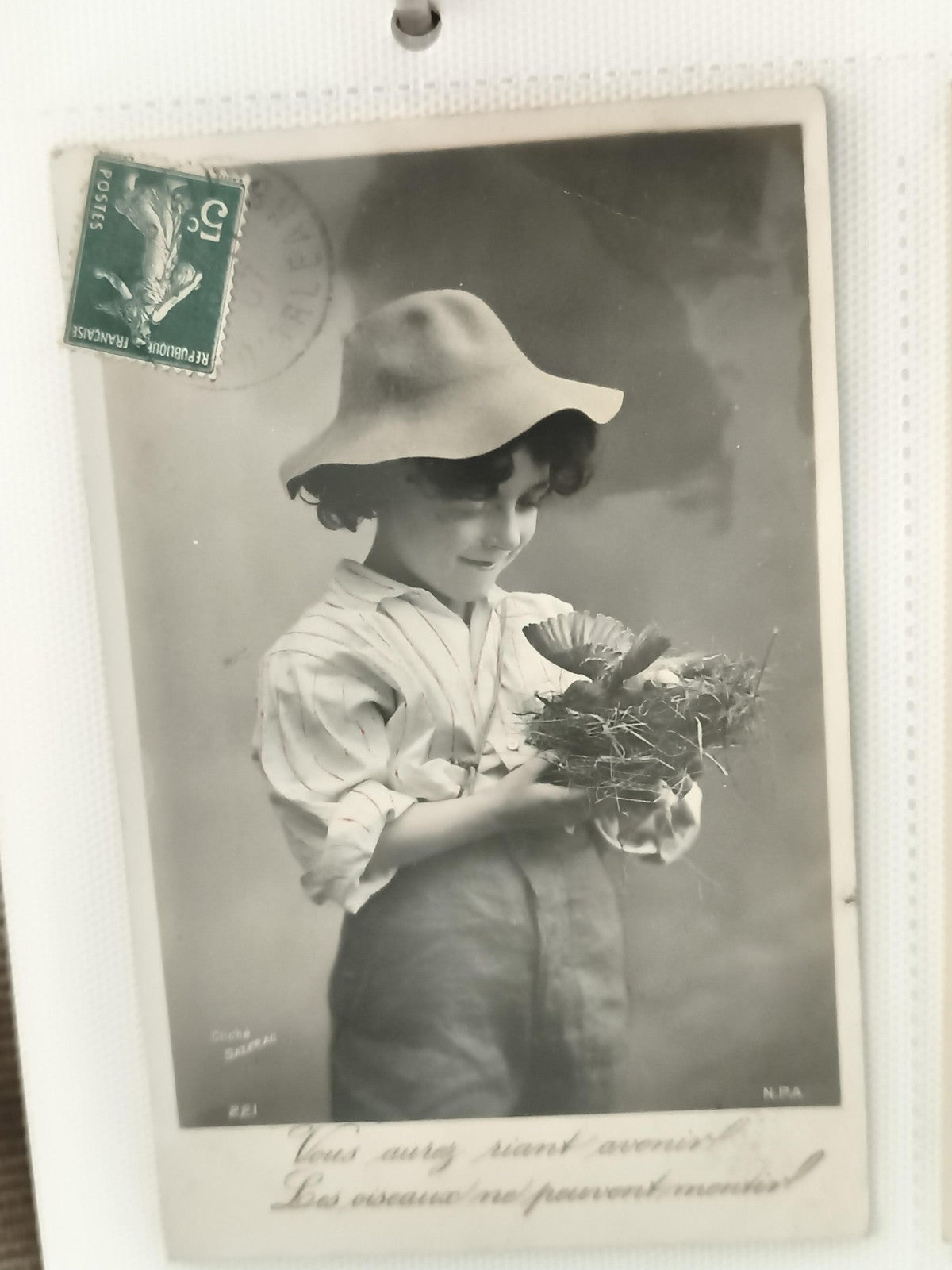 Carte postale ancienne enfant chapeau oiseau nid photo noir et blanc vintage