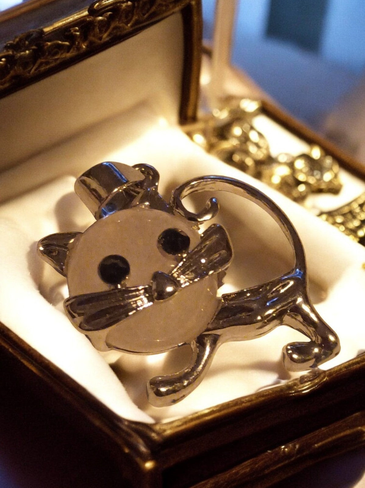 Pendentif chat décoratif pierre naturelle, finition métal brillant, style fantai