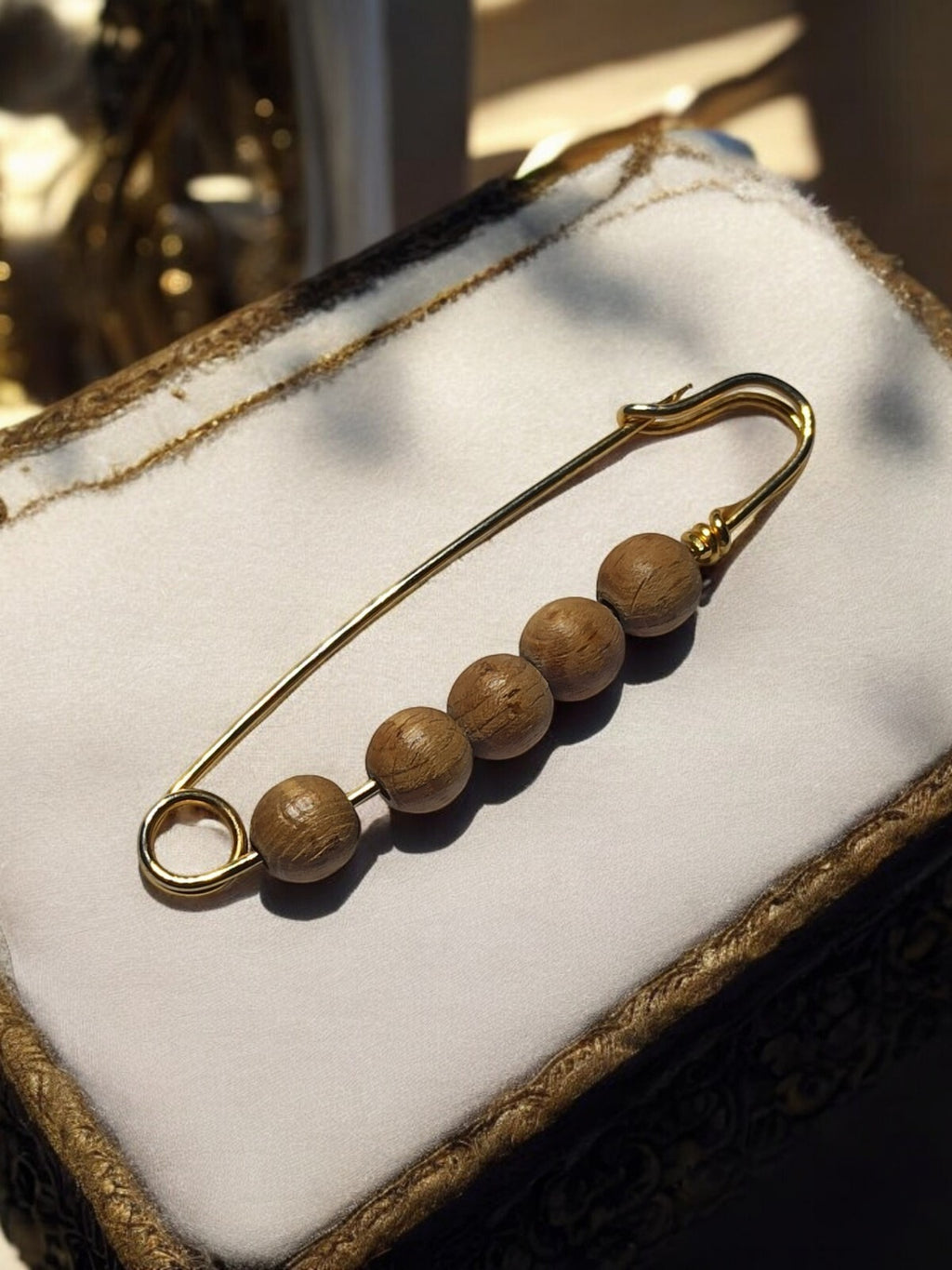 Broche épingle ancienne dorée perles bois, style vintage, métal doré