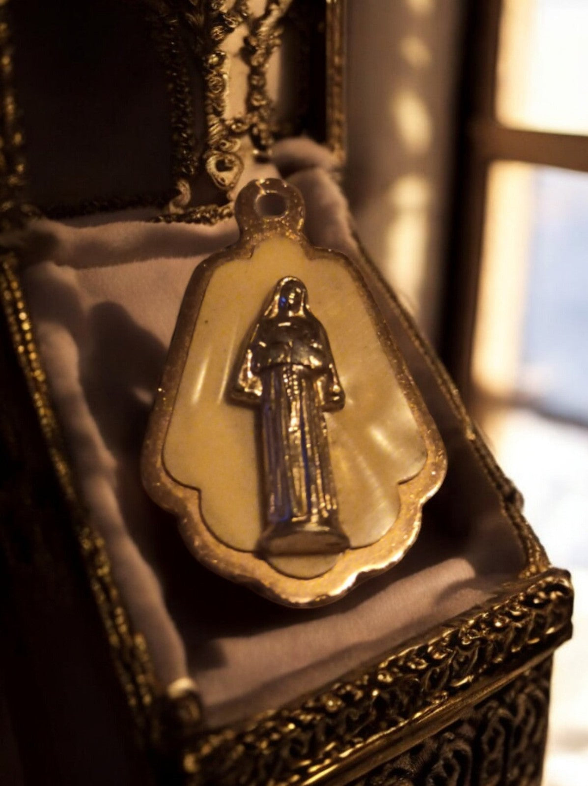 Médaille religieuse vintage plaquée or Vierge, pendentif ancien nacré